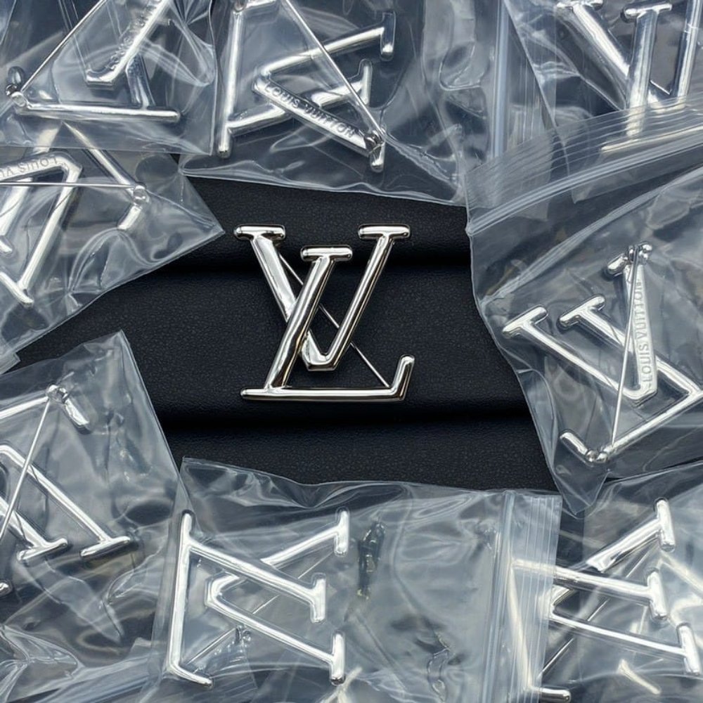 L0vis Vvtt0n LV Logo Brooch Silver