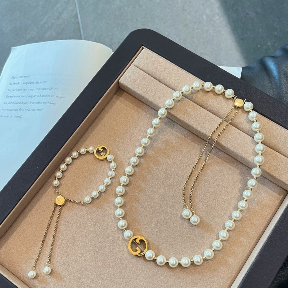 Gvc*1 Interlocking Pearl Necklace Gold 839031 JCF27 8062