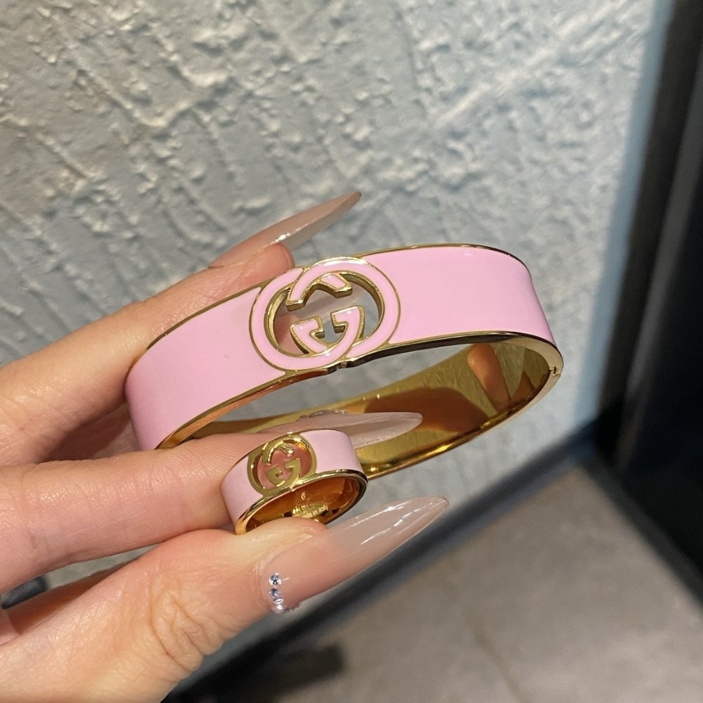 Set Gvc*1 Cuff Bracelet And Ring Interlocking Enamel Light Pink Gold Tone