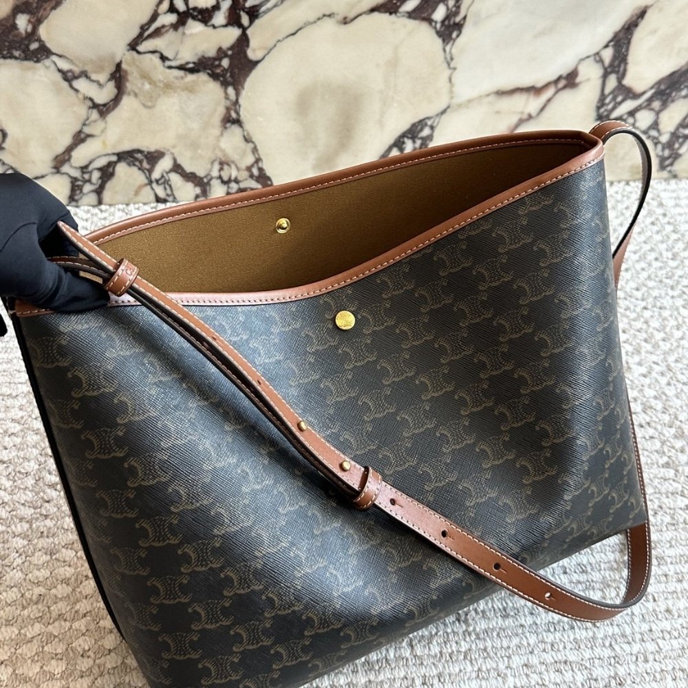 Ce1i*e Soft Shopper Bag In Triomphe Canvas 33Cm 123912GXC 04LU