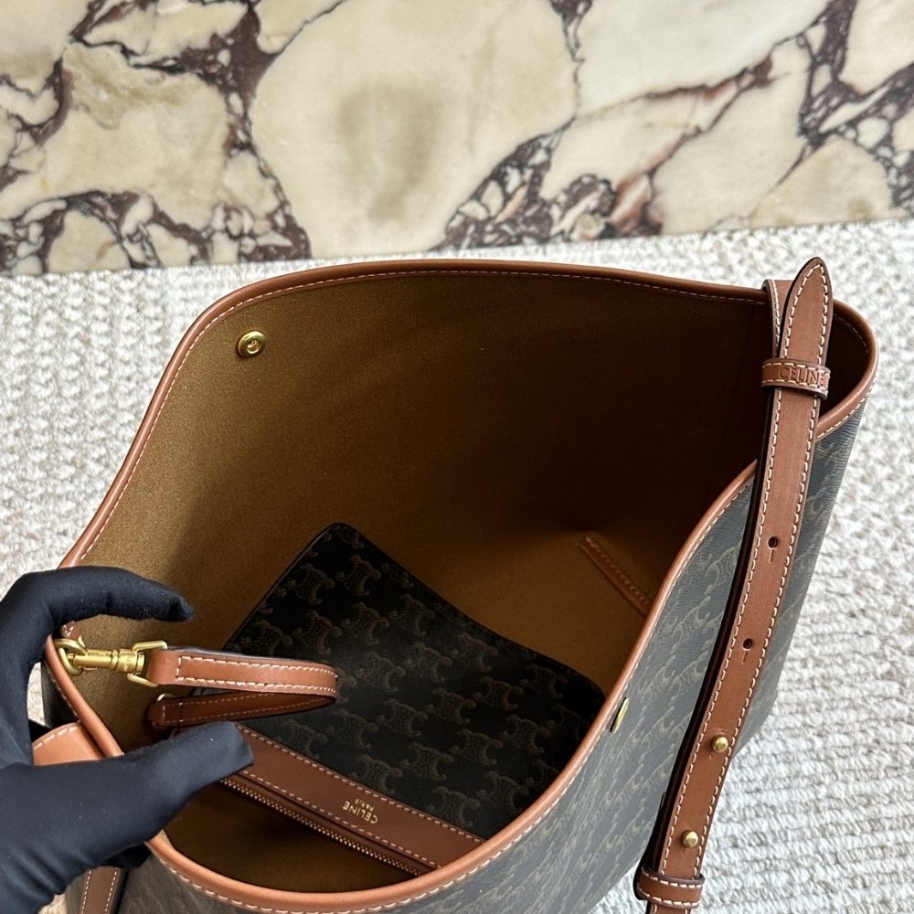 Ce1i*e Soft Shopper Bag In Triomphe Canvas 33Cm 123912GXC 04LU