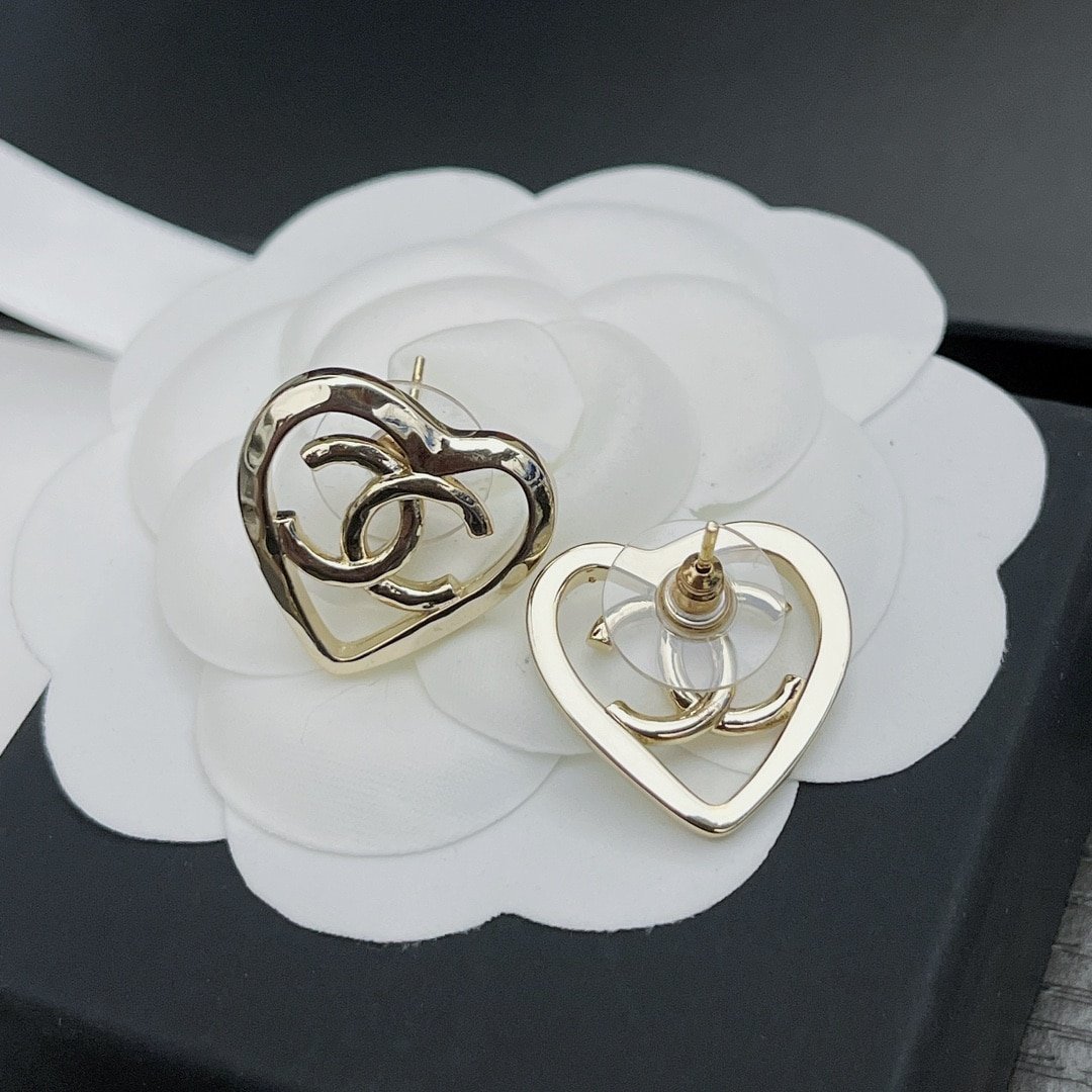 Ch**el Metal Cc Heart Coco In Love Earrings Gold