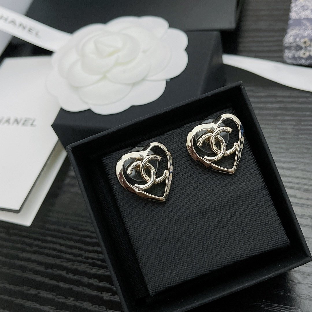 Ch**el Metal Cc Heart Coco In Love Earrings Gold