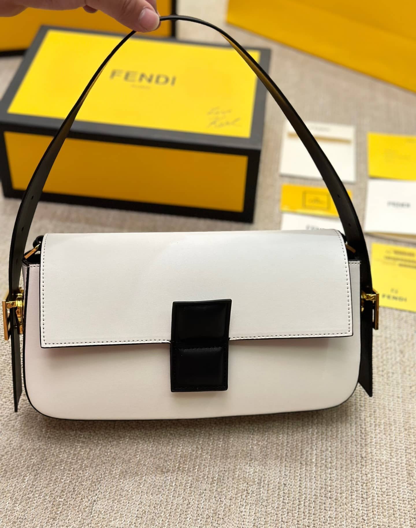 F**di Baguette White And Black Color Block Leather Bag 26Cm 8Br821Apkof1Nz3