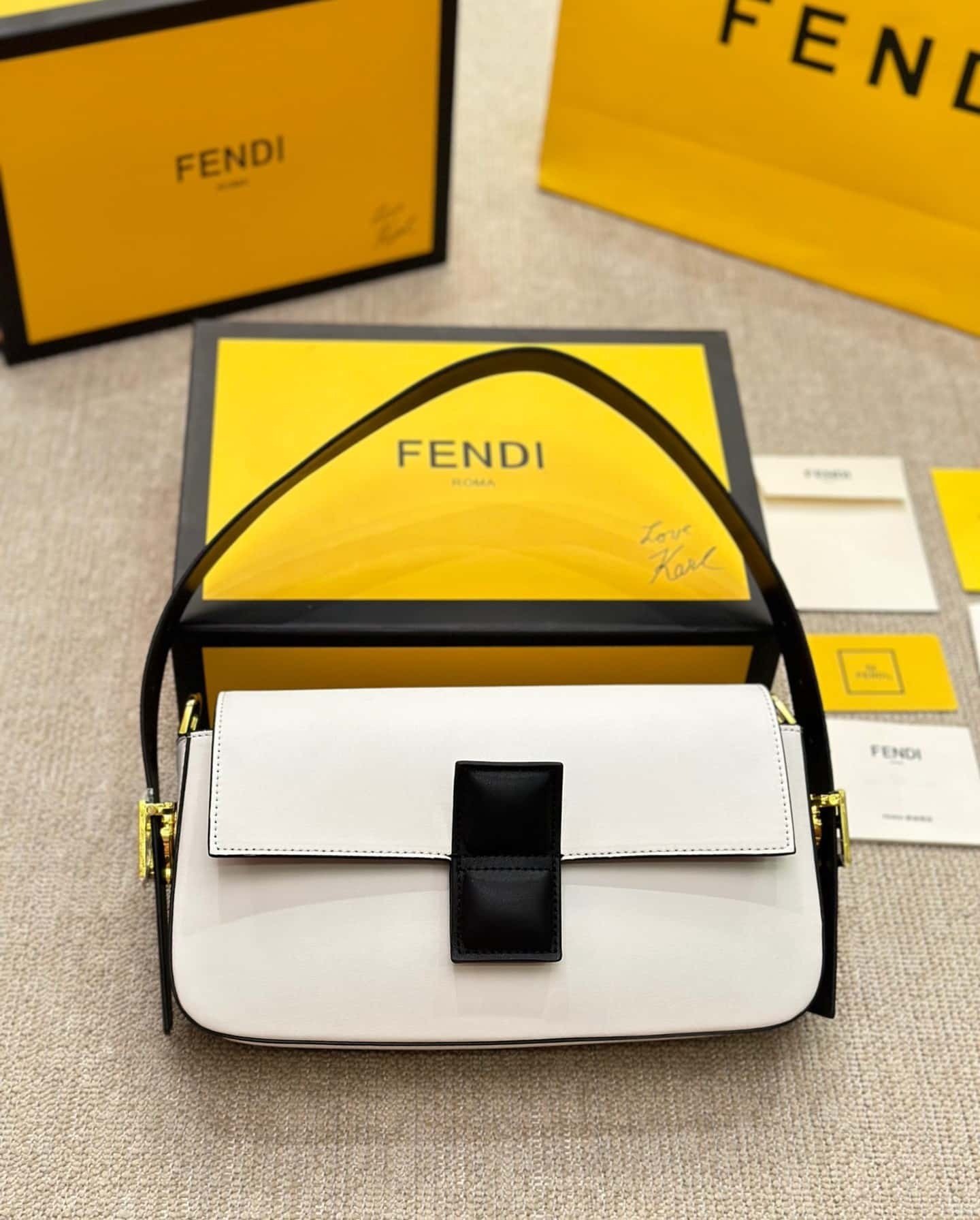 F**di Baguette White And Black Color Block Leather Bag 26Cm 8Br821Apkof1Nz3