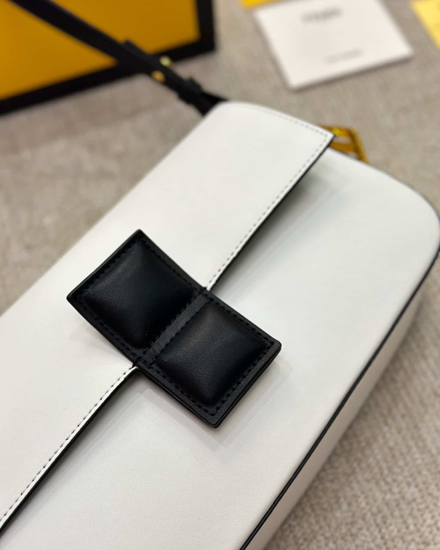 F**di Baguette White And Black Color Block Leather Bag 26Cm 8Br821Apkof1Nz3