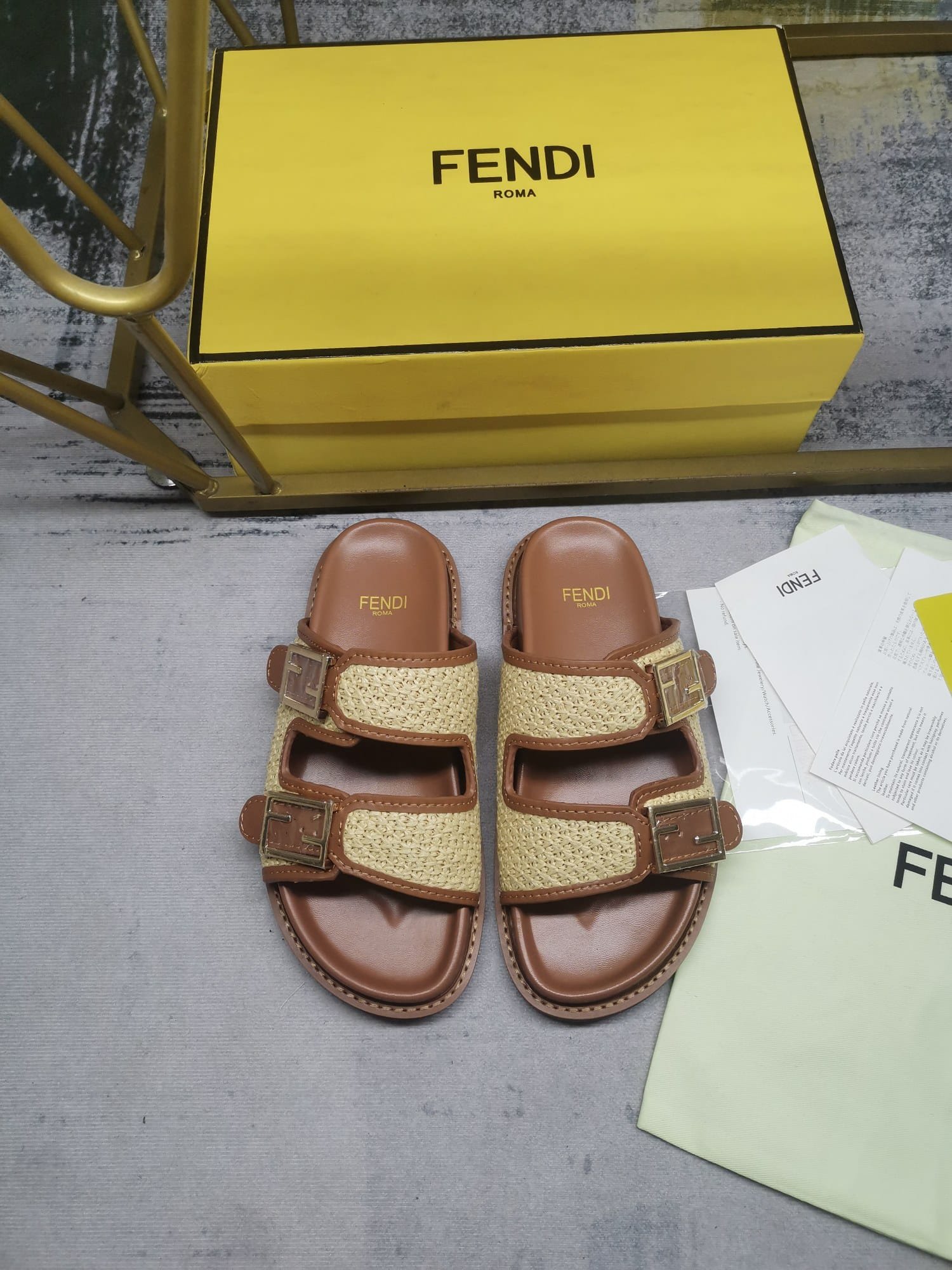 F**di Feel Leather Sandals Brown 8X8326Ao0Df1Lr0