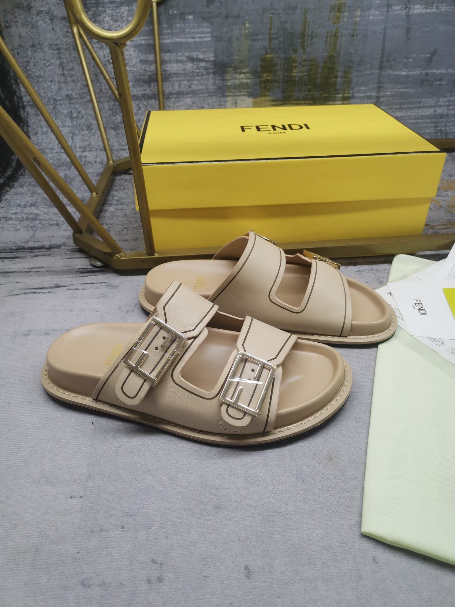 F**di Feel Leather Slides Beige 8X8326Na7F1Kcu
