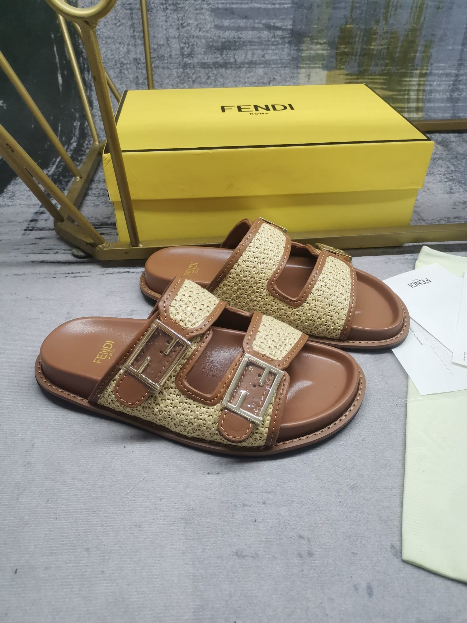 F**di Feel Leather Sandals Brown 8X8326Ao0Df1Lr0