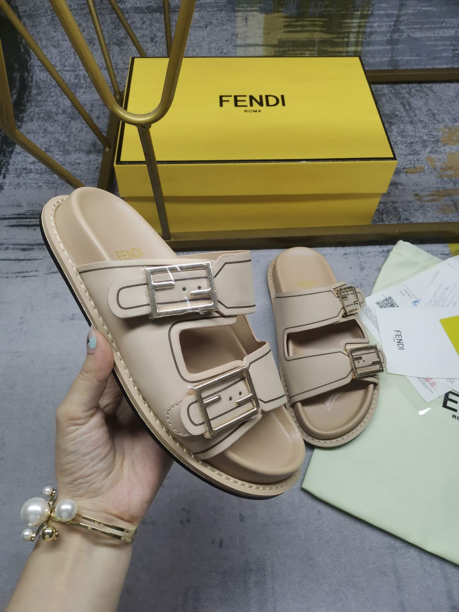 F**di Feel Leather Slides Beige 8X8326Na7F1Kcu