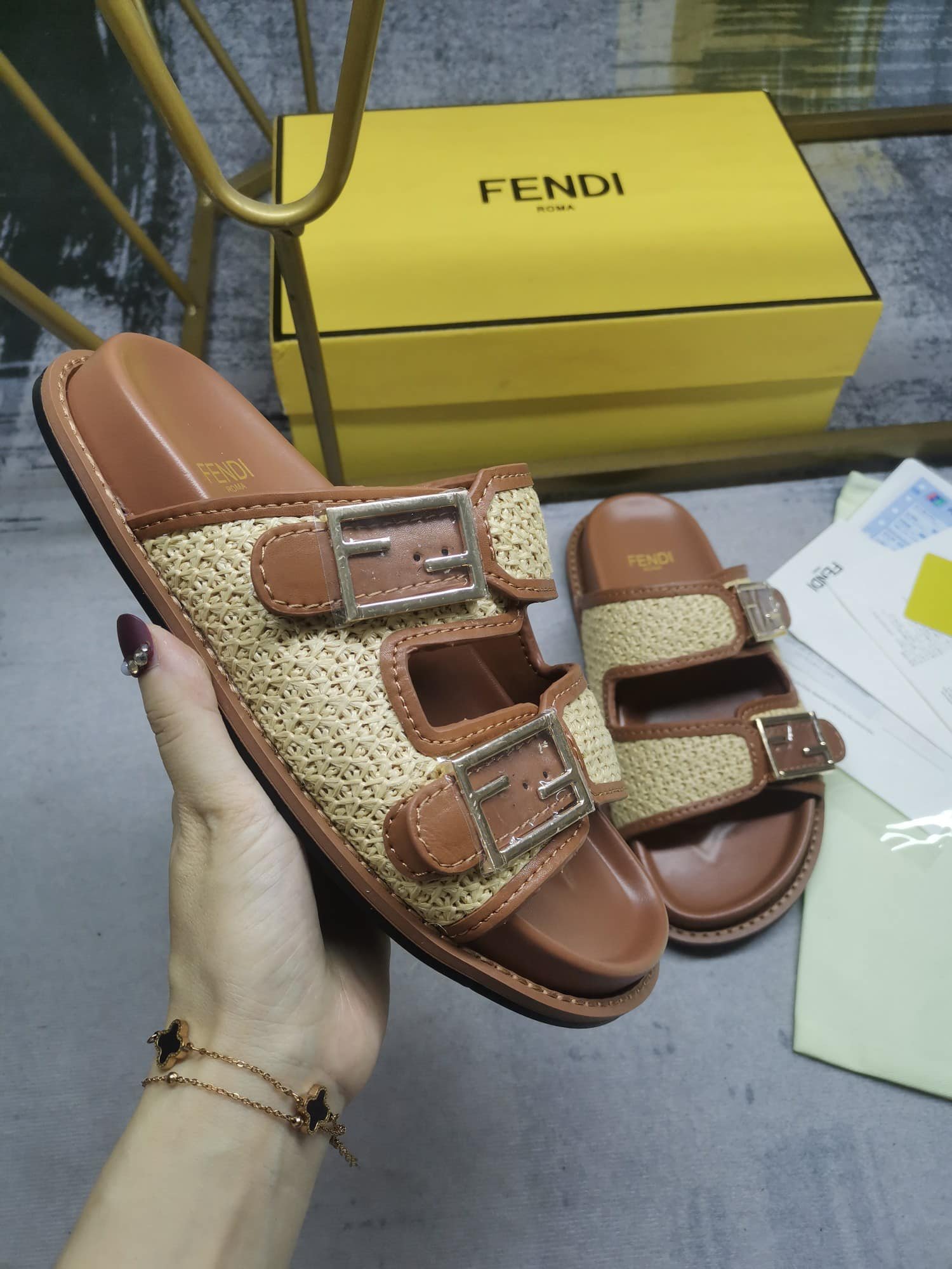 F**di Feel Leather Sandals Brown 8X8326Ao0Df1Lr0