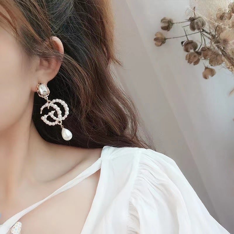 Gvc*1 Pearl Gg Drop Earings In Gold