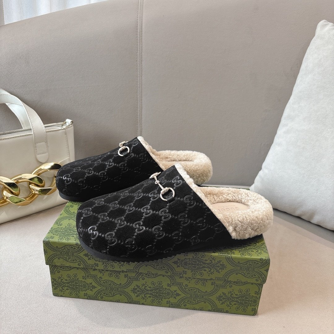 Gvc*1 Women’s Mule With Horsebit Gg Suede In Black