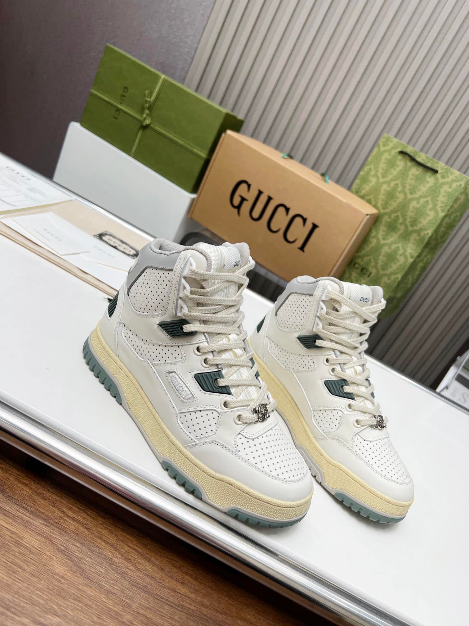 Gvc*1 Women’S High Top Distressed Effect Sneaker White 765437 Aacv6 9161