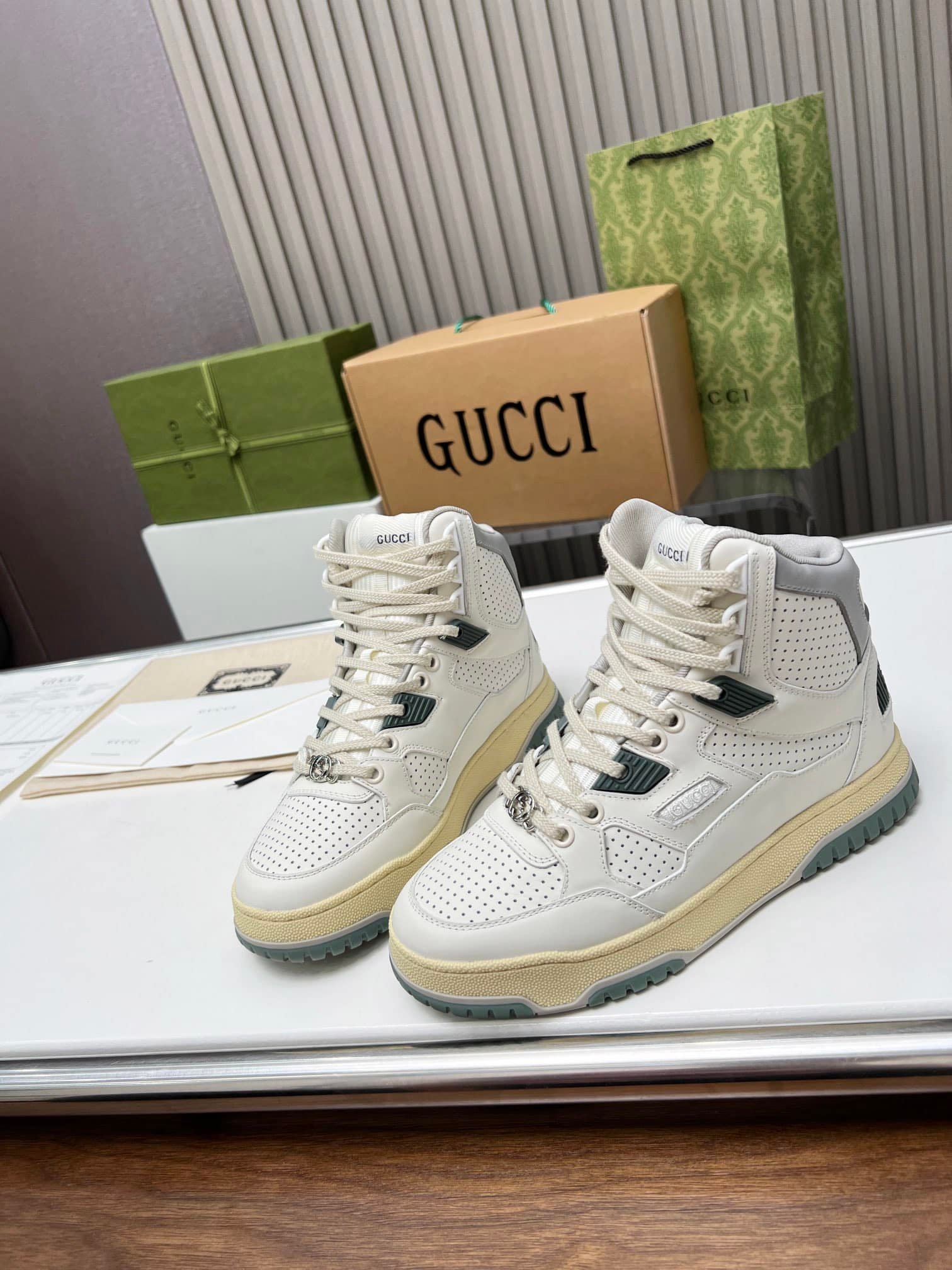 Gvc*1 Women’S High Top Distressed Effect Sneaker White 765437 Aacv6 9161