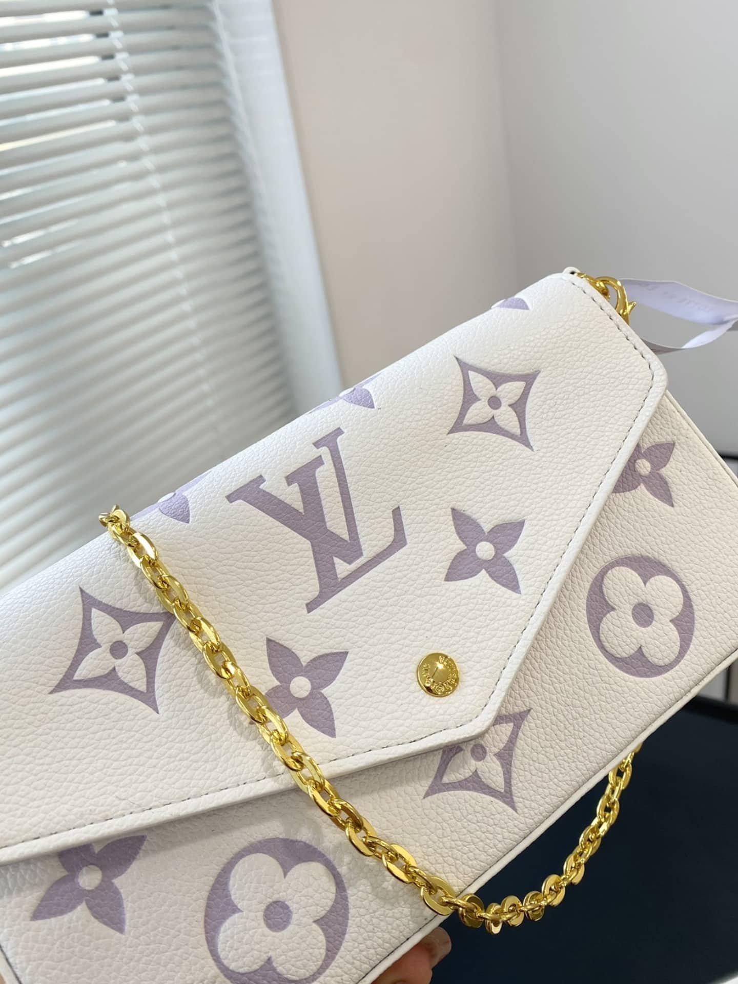 L0vis Vvtt0n Pochette Felicie Bag In Latte And Bubble Tea 22Cm