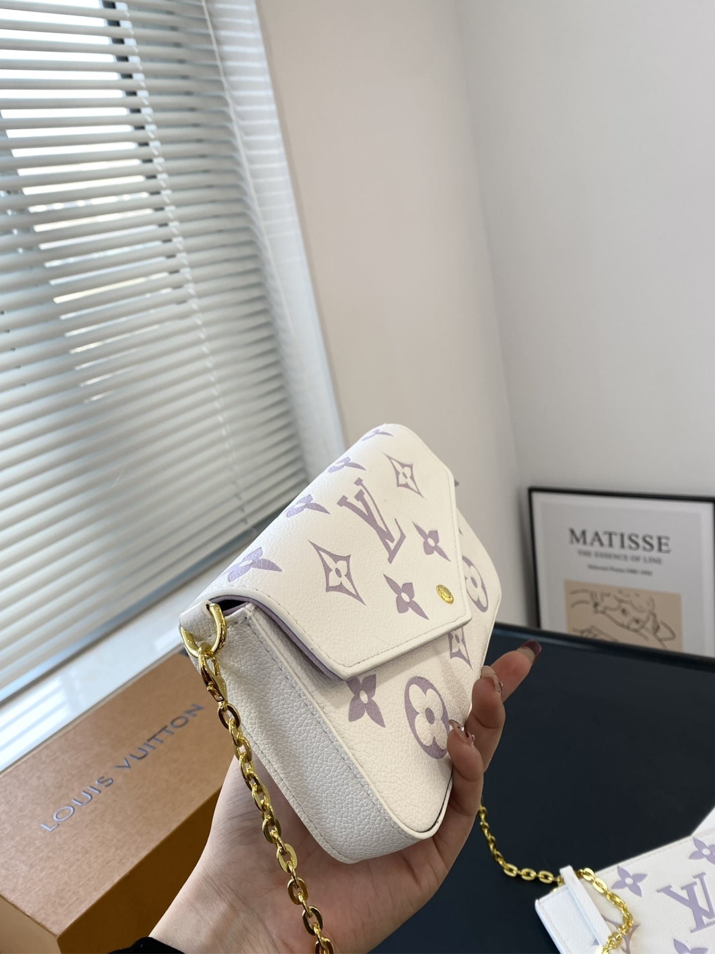 L0vis Vvtt0n Pochette Felicie Bag In Latte And Bubble Tea 22Cm