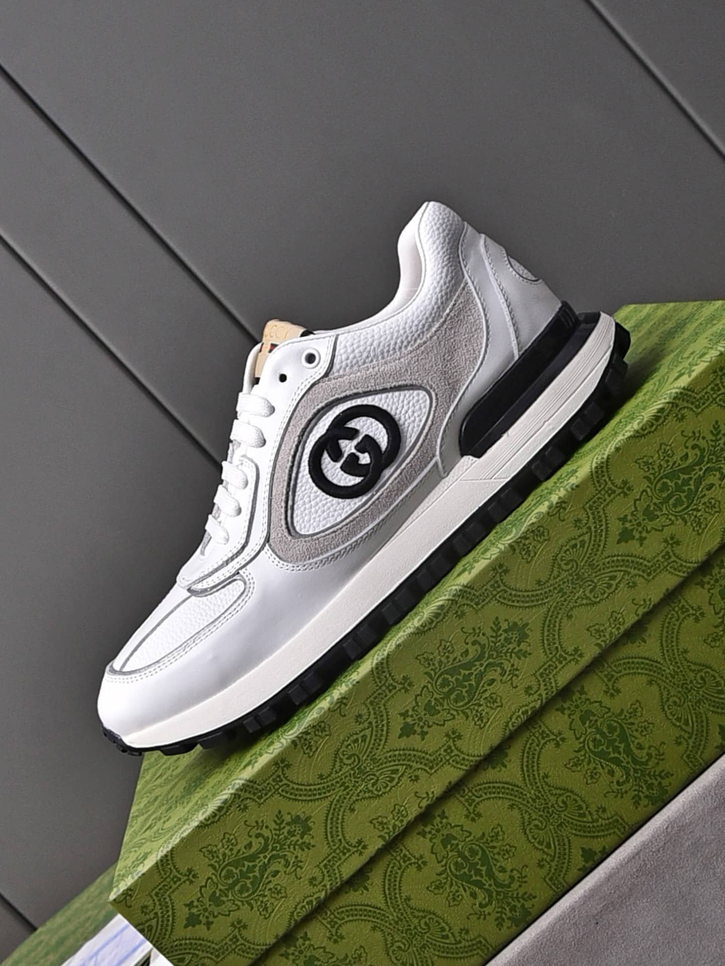 Gvc*1 Double G Men’S Run Sneaker Beige