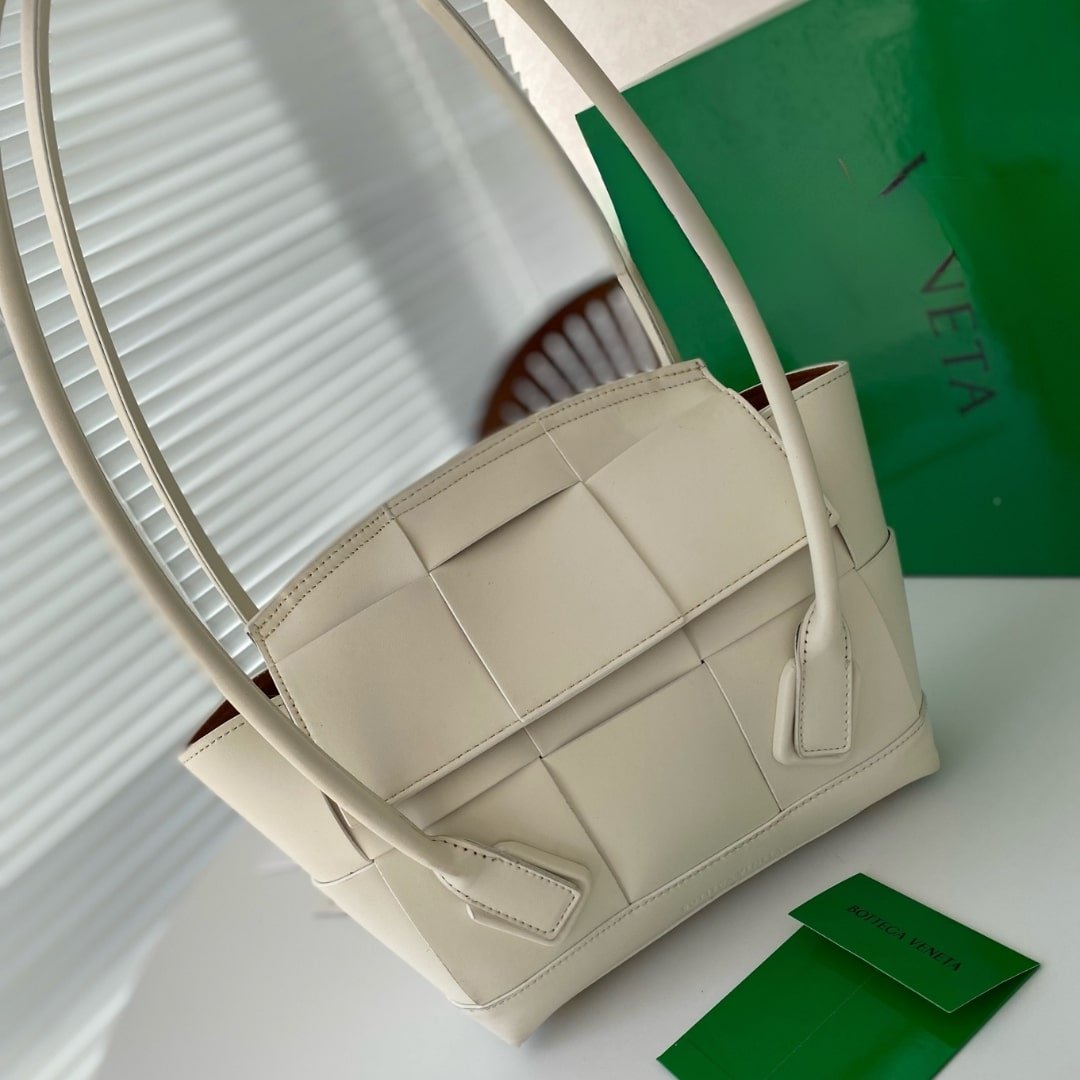 B0tt*ga Ven*ta Arco Handbag Intrecciato Leather In White 20Cm