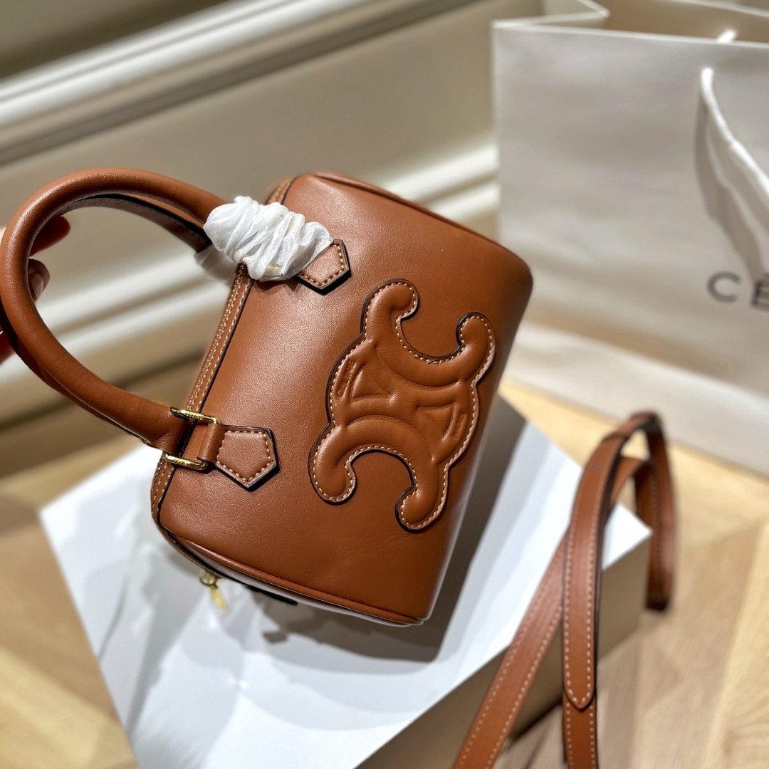 Ce1i*e Small Triomphe Leather Boston Bag In Smooth Calfskin Toasted 19Cm 113773Du3 04Lu