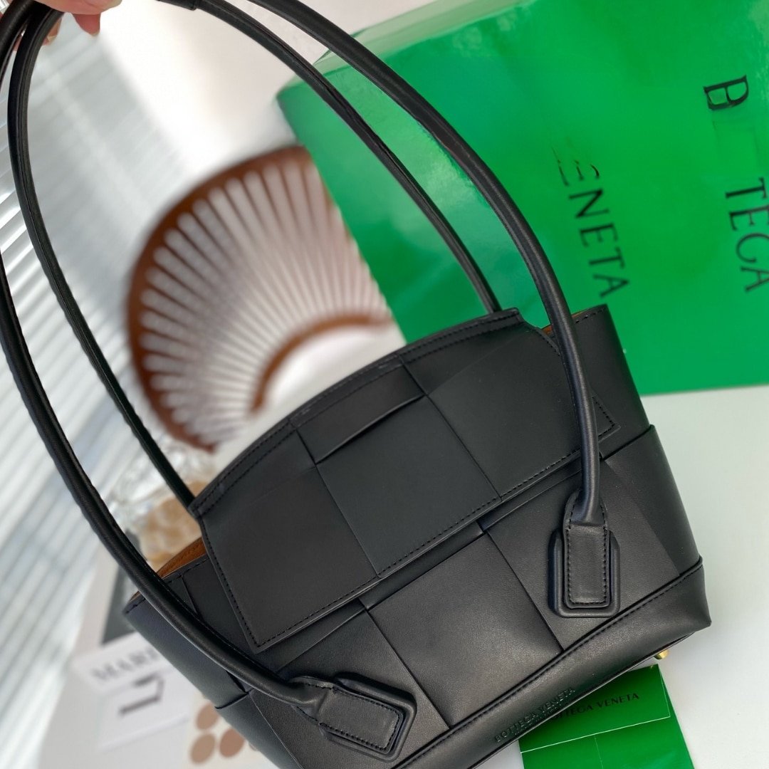 B0tt*ga Ven*ta Arco Handbag Intrecciato Leather In Black 20Cm