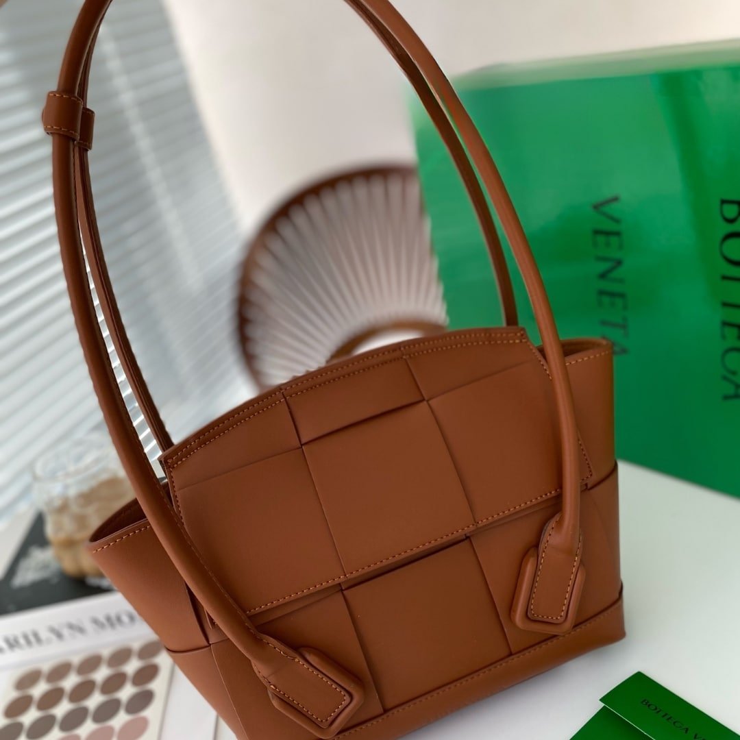 B0tt*ga Ven*ta Arco Handbag Intrecciato Leather In Wood 20Cm