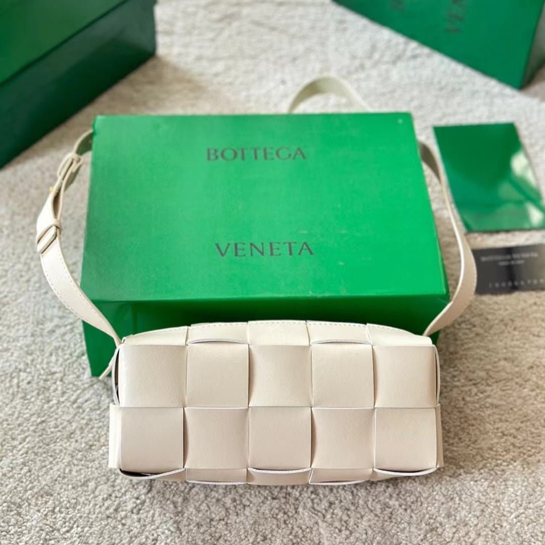 B0tt*ga Ven*ta Brick Cassette Intreccio Leather Shoulder Bag White 28Cm