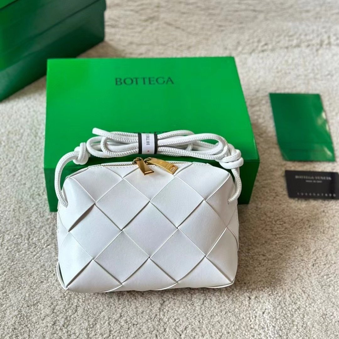 B0tt*ga Ven*ta Small Cassette Camera Bag Mxn 52 400 White 18Cm 709417Vcqc29009