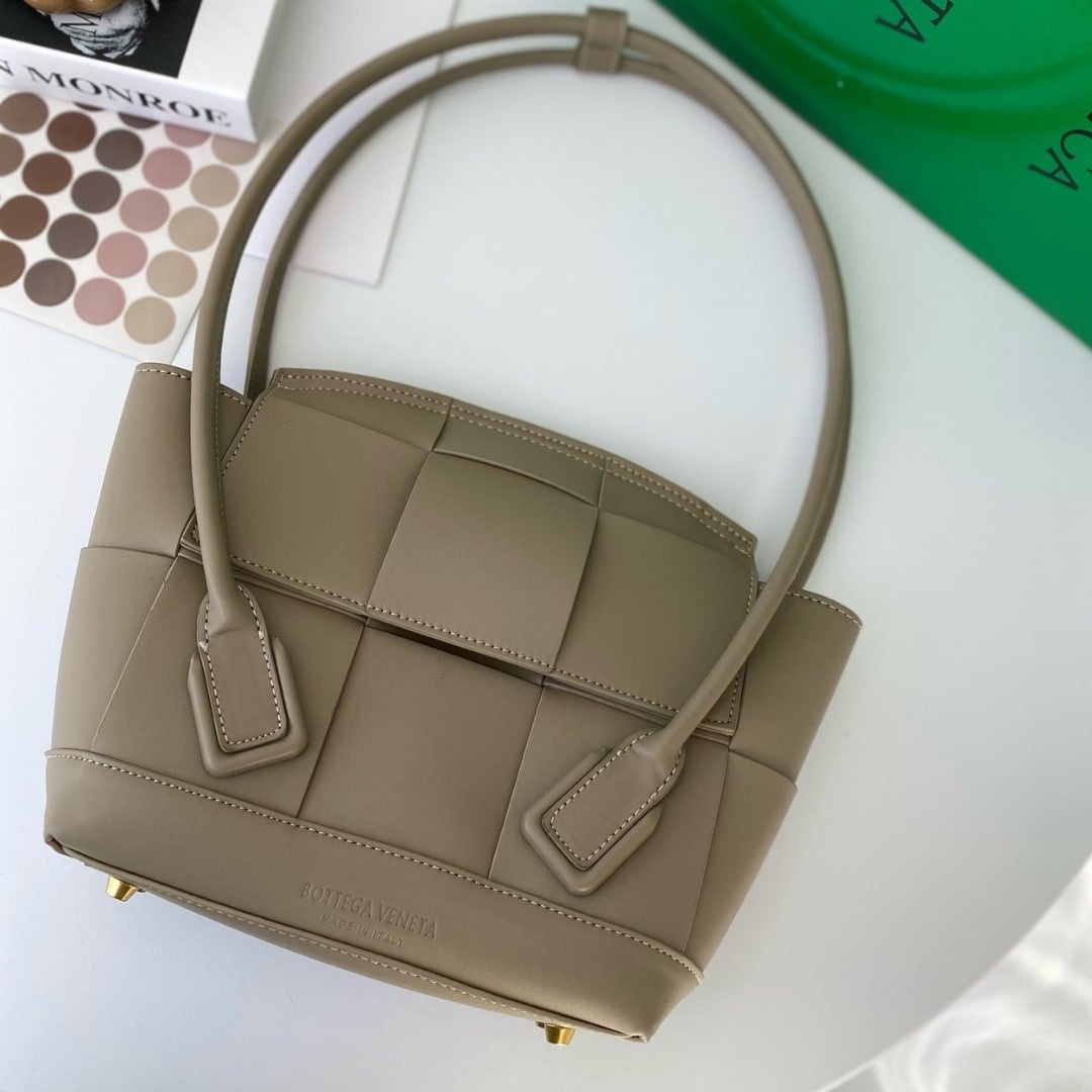 B0tt*ga Ven*ta Arco Handbag Intrecciato Leather In Mud 20Cm