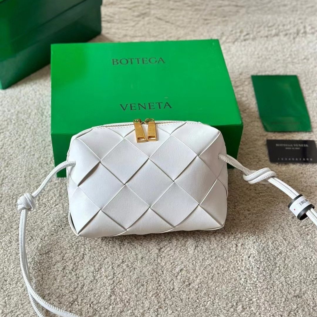 B0tt*ga Ven*ta Small Cassette Camera Bag Mxn 52 400 White 18Cm 709417Vcqc29009