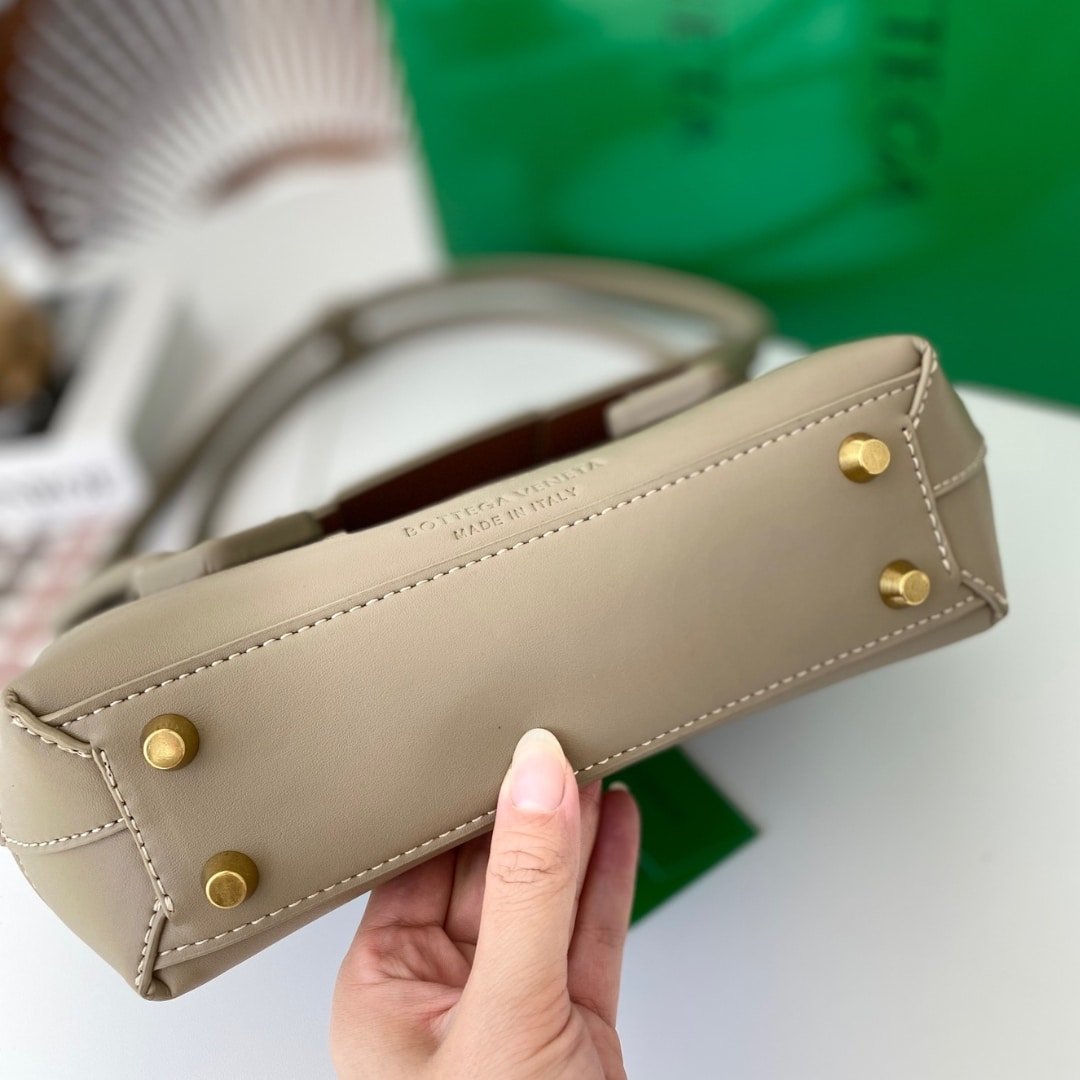 B0tt*ga Ven*ta Arco Handbag Intrecciato Leather In Mud 20Cm