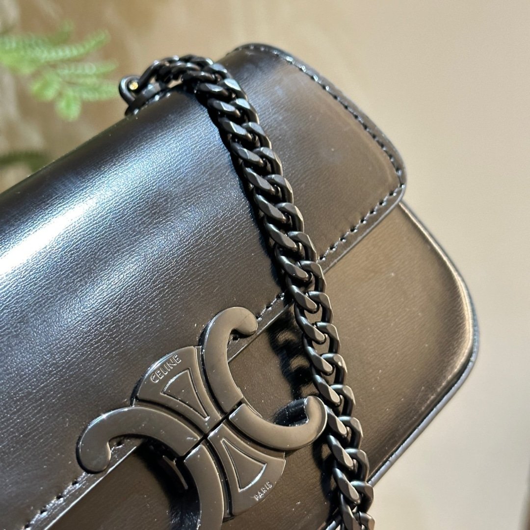 Ce1i*e Chain Triomphe In Shiny Calfskin Shoulder Bag Black Black 20Cm