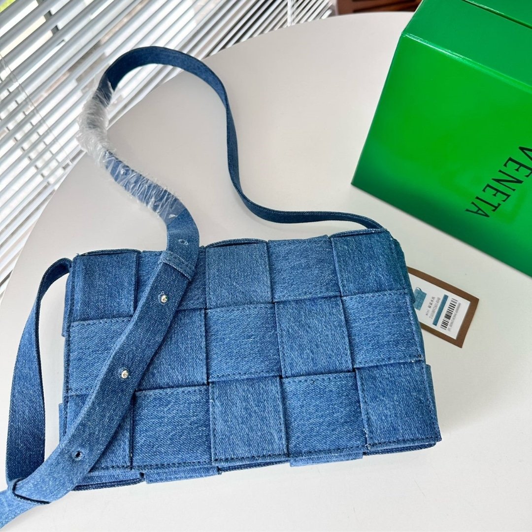B0tt*ga Ven*ta Cassette Intrecciato Denim Bag Blue 25Cm