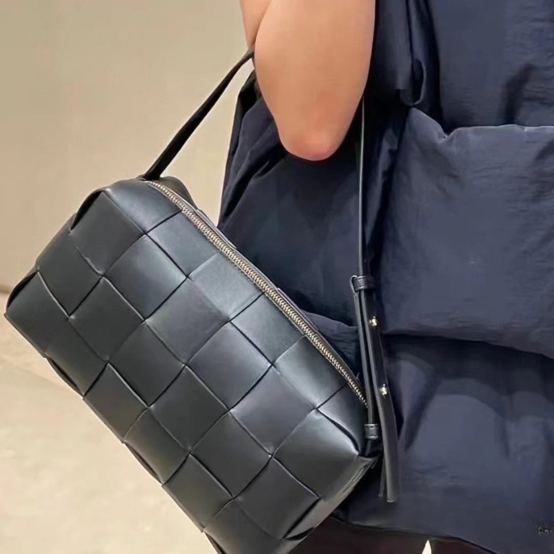 B0tt*ga Ven*ta Brick Cassette Intreccio Leather Shoulder Bag Black 28Cm 709360Vmay18425