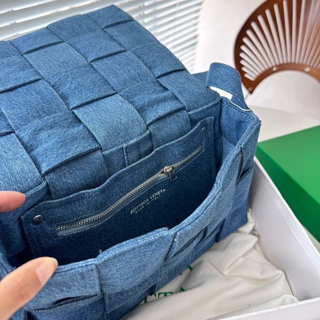 B0tt*ga Ven*ta Cassette Intrecciato Denim Bag Blue 25Cm