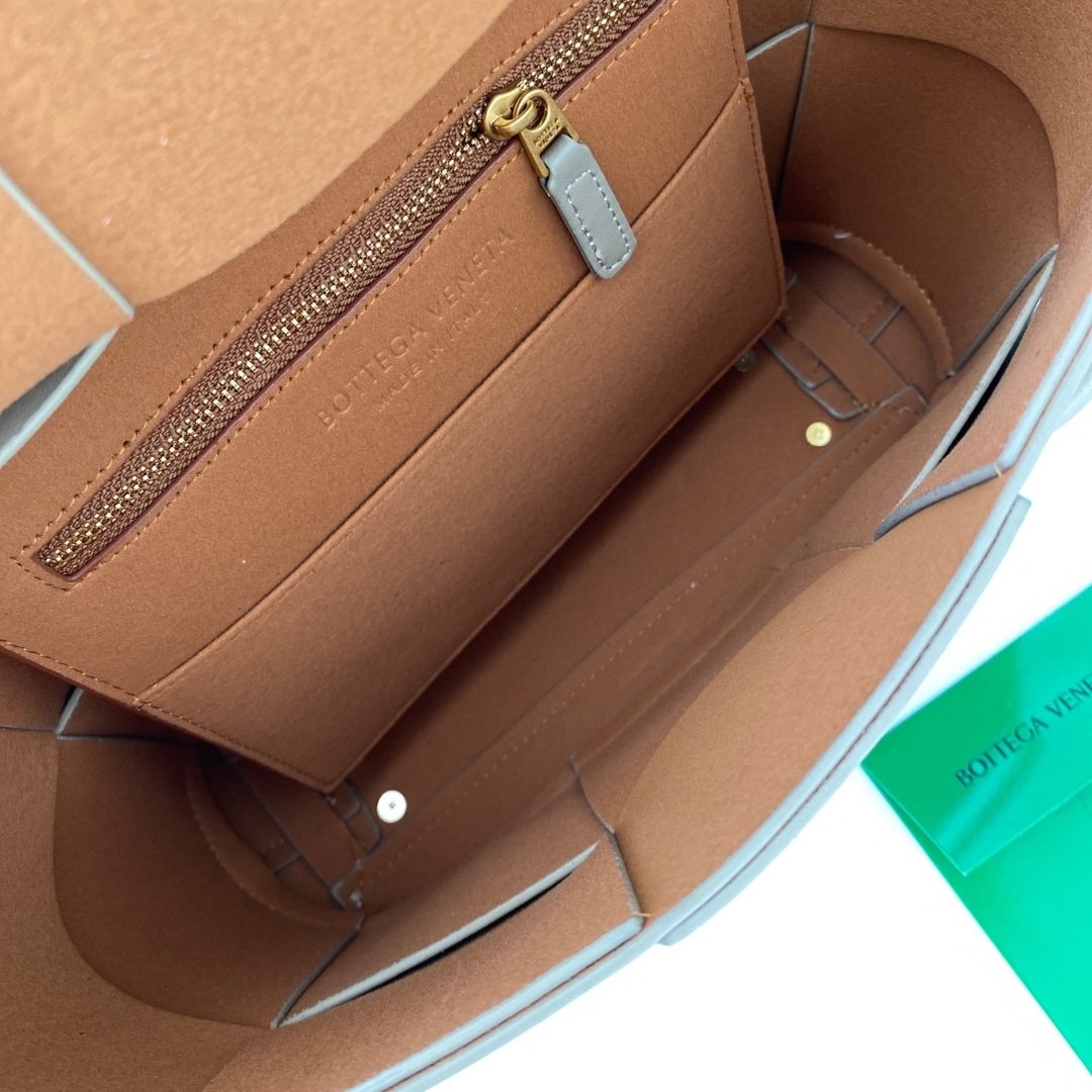 B0tt*ga Ven*ta Arco Handbag Intrecciato Leather In Mud 20Cm