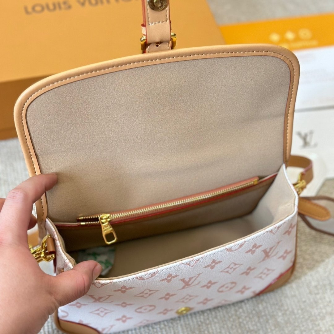 L0vis Vvtt0n Diane Monogram Cream Beige 25Cm