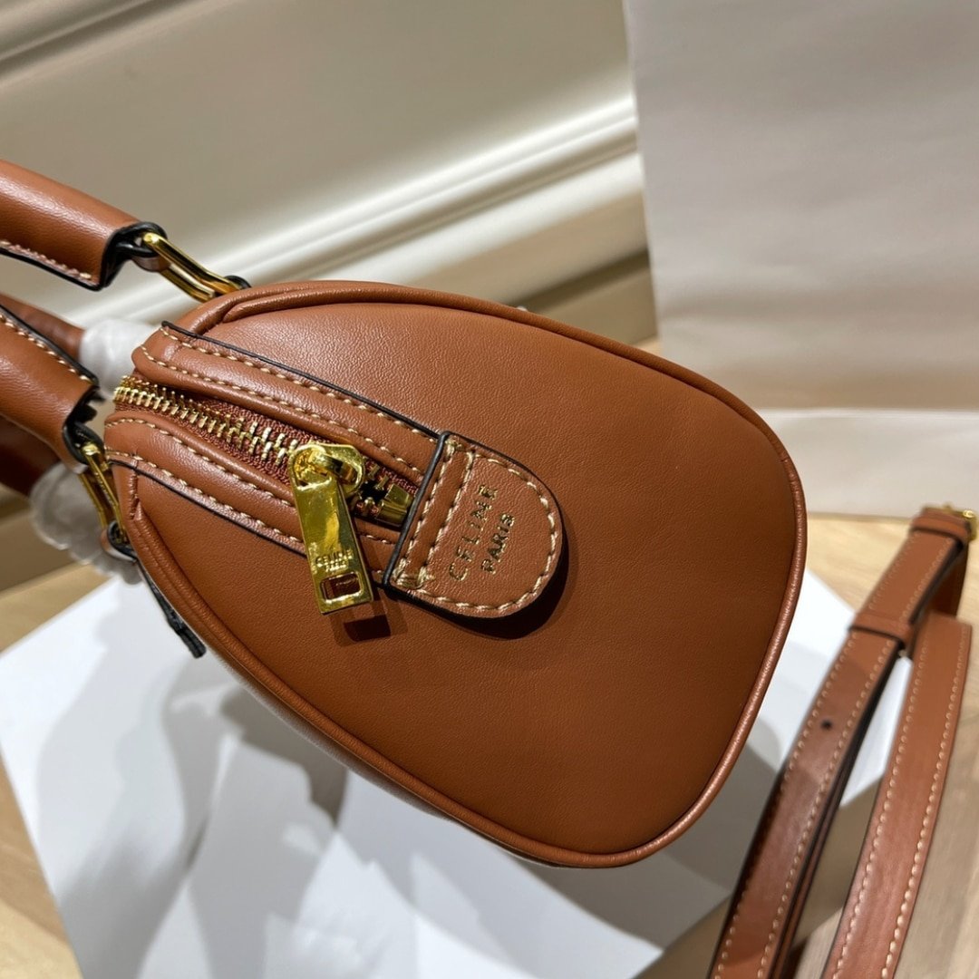 Ce1i*e Small Triomphe Leather Boston Bag In Smooth Calfskin Toasted 19Cm 113773Du3 04Lu