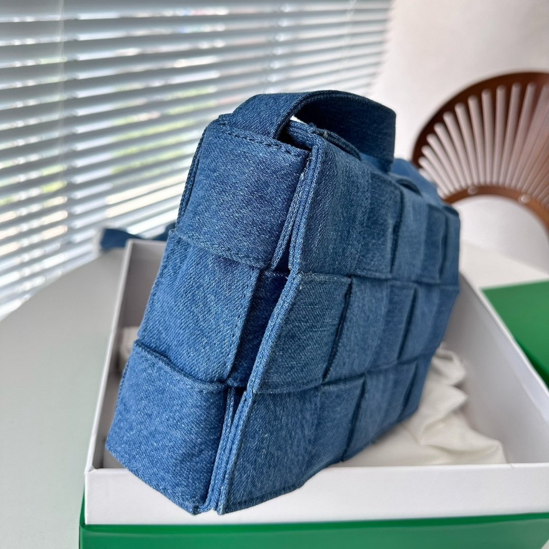 B0tt*ga Ven*ta Cassette Intrecciato Denim Bag Blue 25Cm
