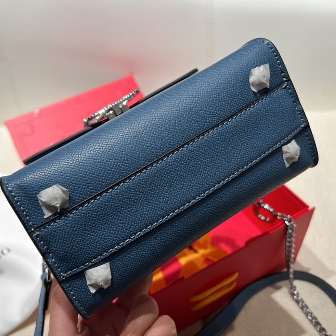 Va1e*ntin0 Garavani Vsling Crystal Embellished Leather Handbag Blue 18Cm