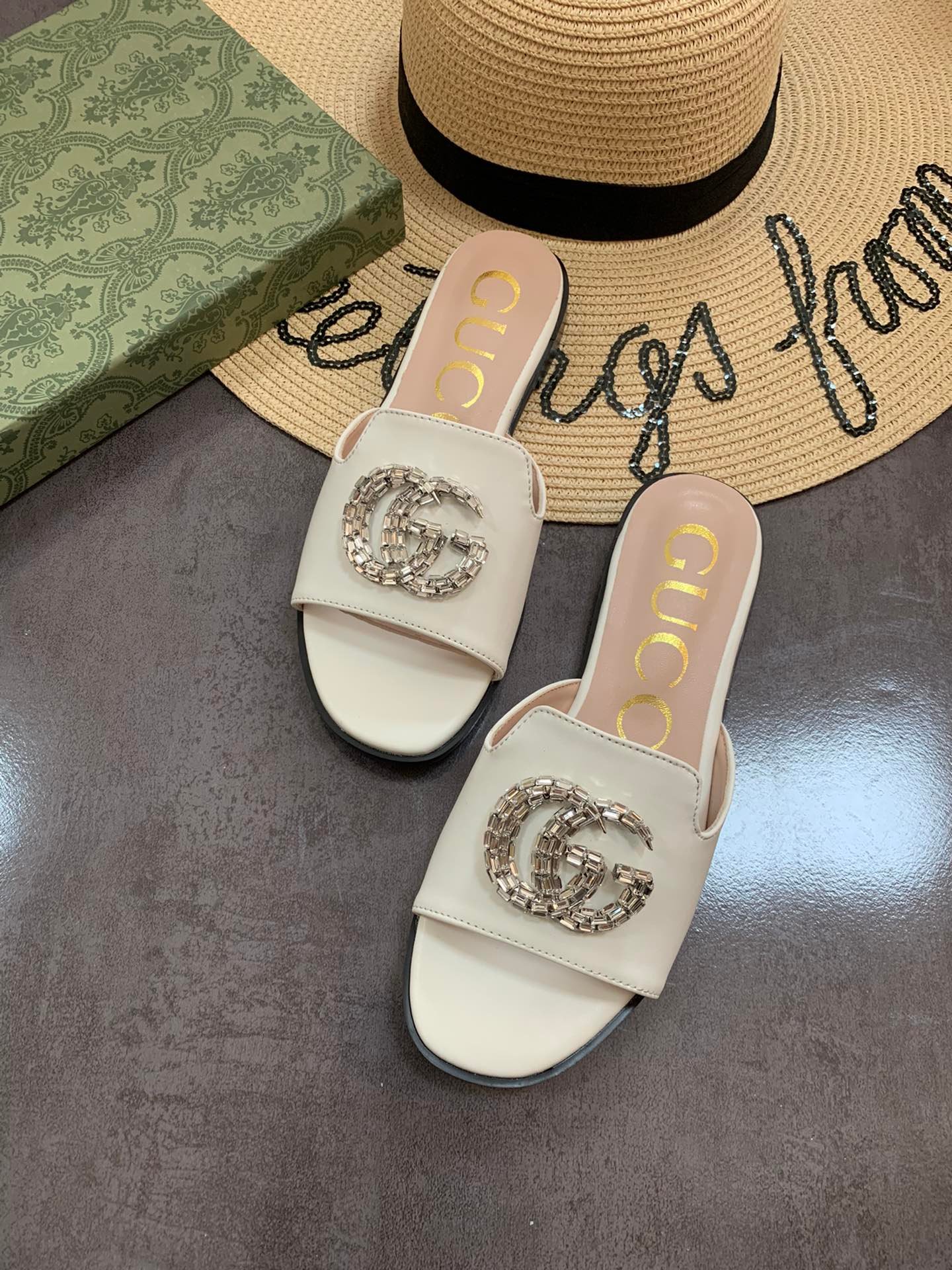 Gvc*1 Double G Slippers Leather Beaded In White