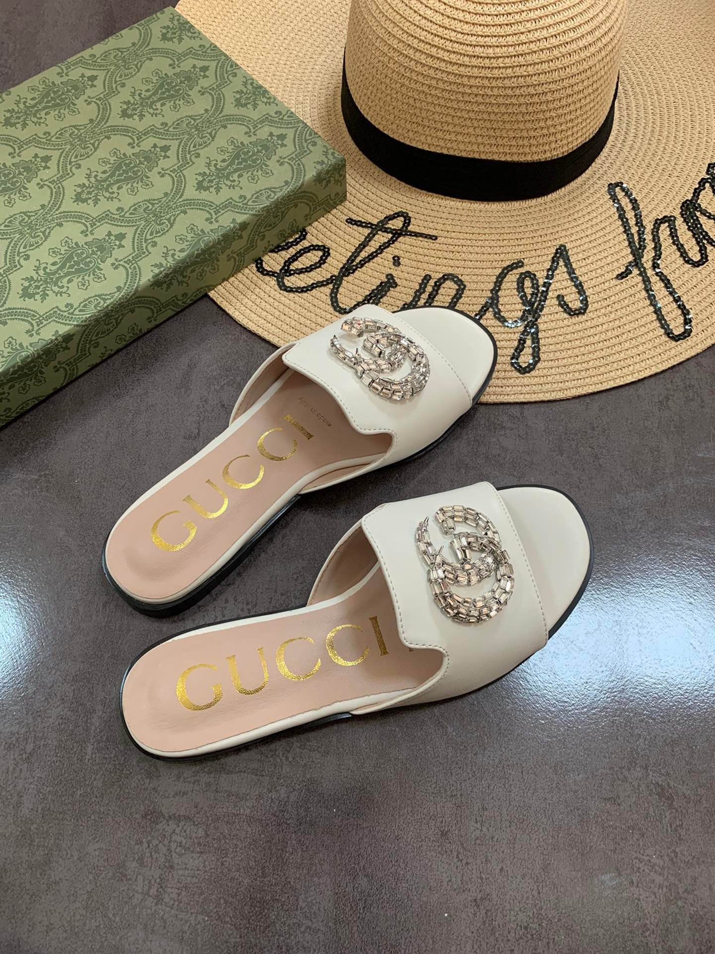Gvc*1 Double G Slippers Leather Beaded In White