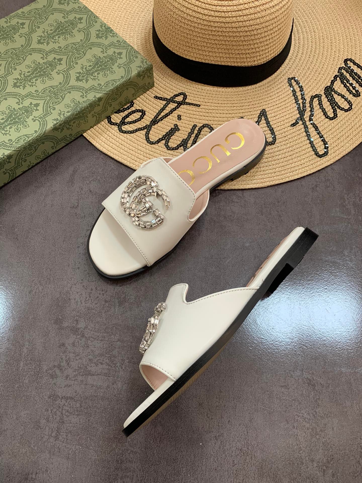 Gvc*1 Double G Slippers Leather Beaded In White