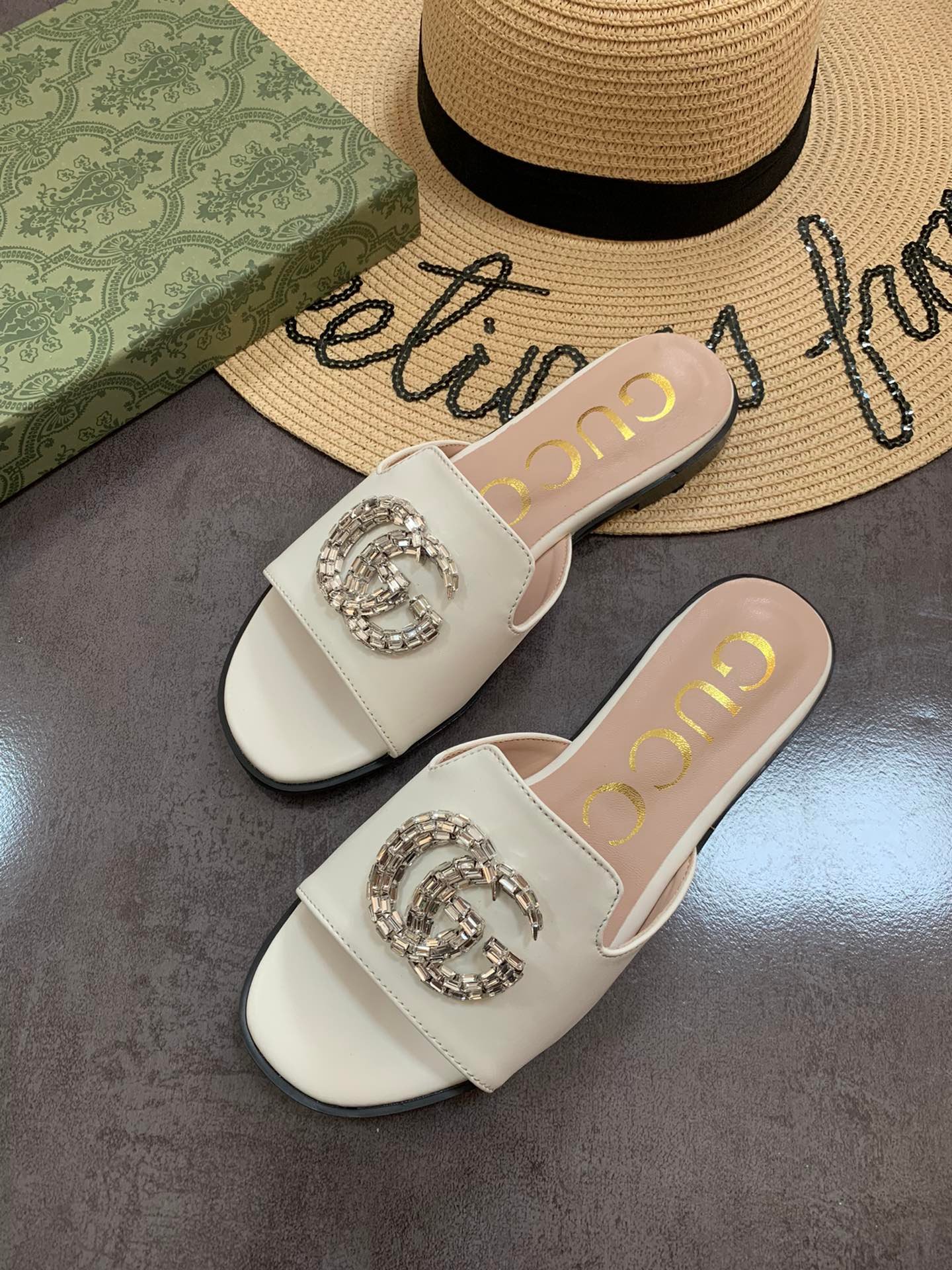 Gvc*1 Double G Slippers Leather Beaded In White