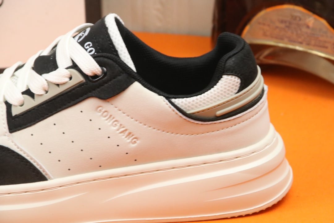 Gvc*1 Gg Sneaker Leather In White And Black