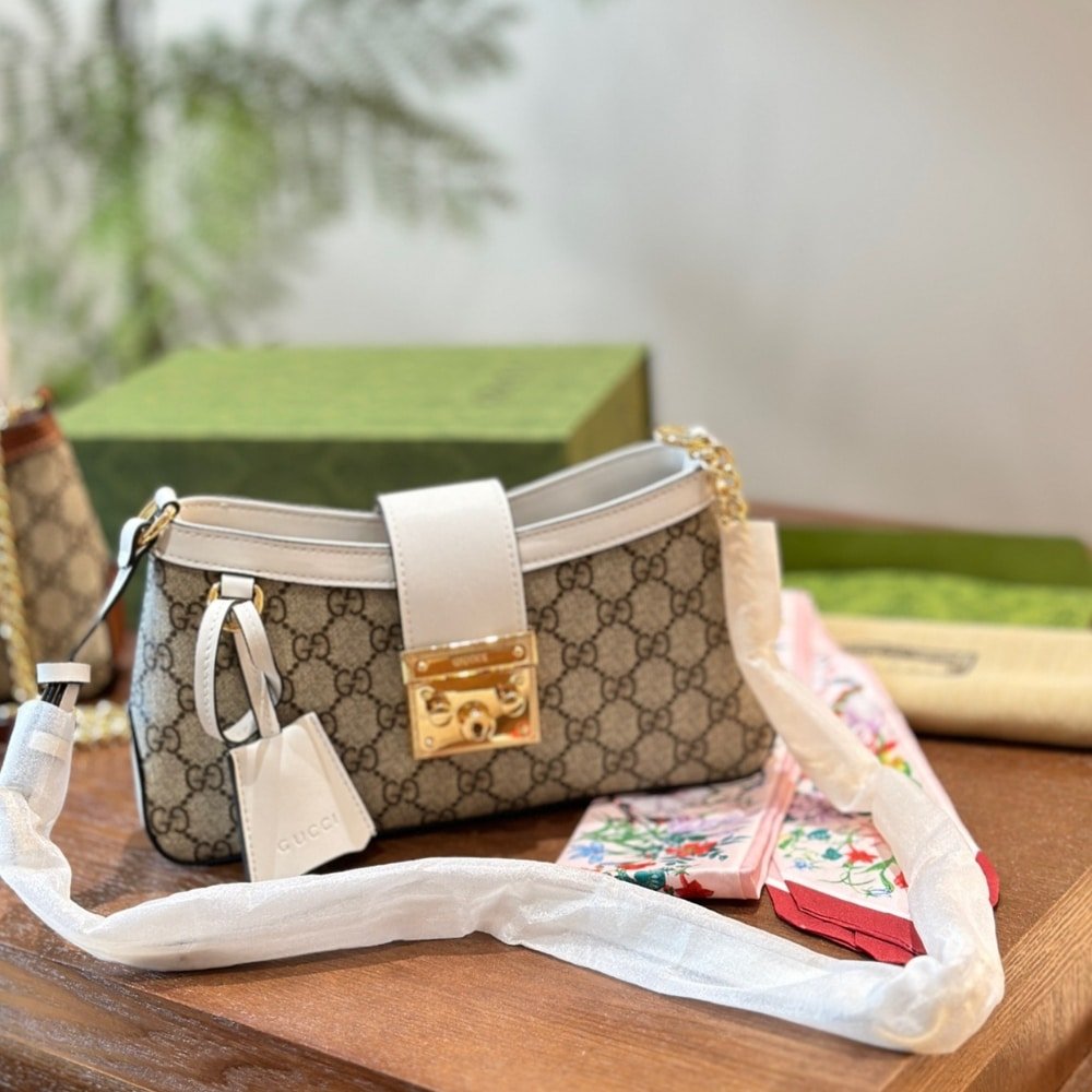 Gvc*1 Padlock Small Shoulder Bag White 25Cm 811705 Khnkg 9761