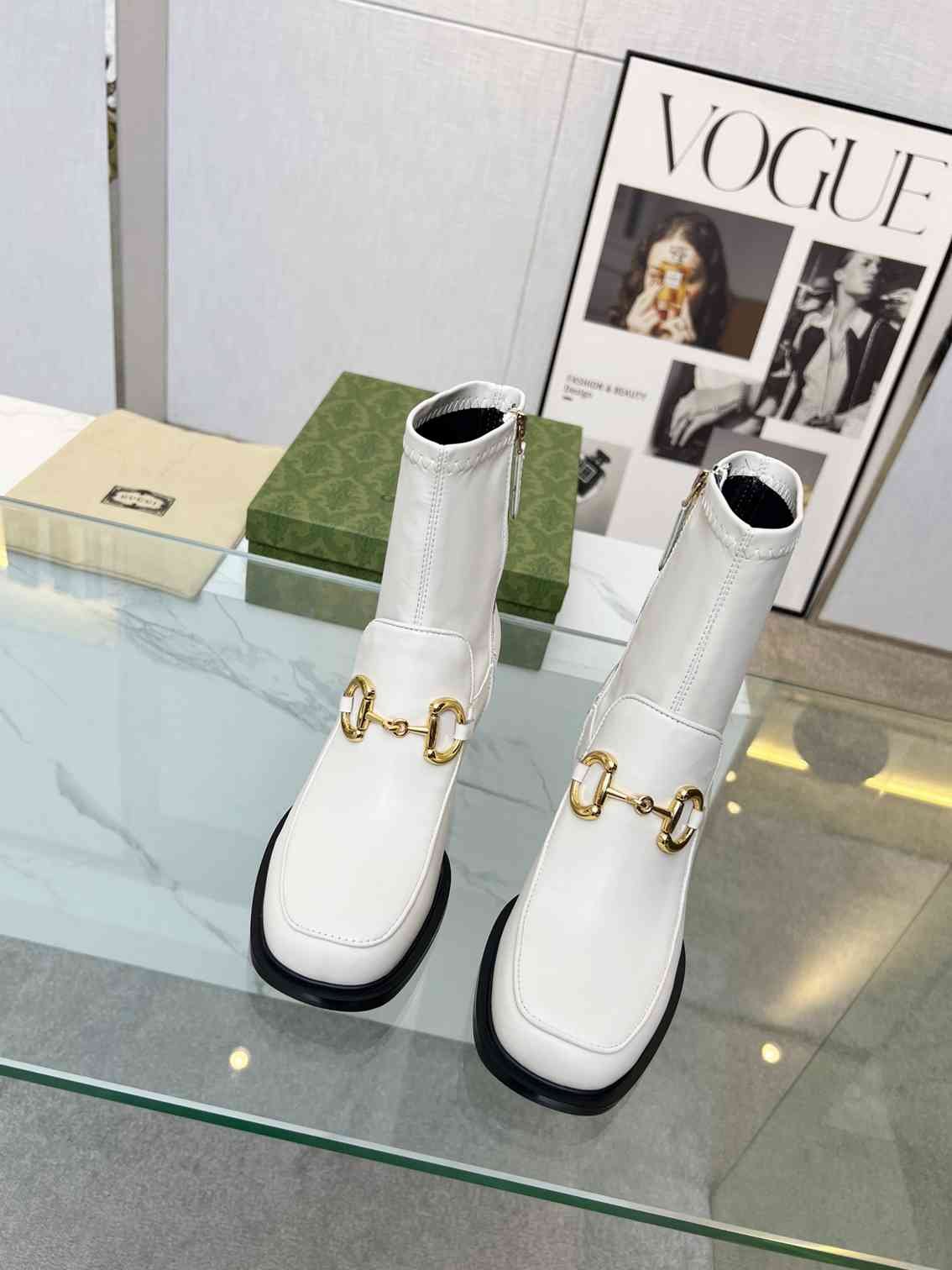 Gvc*1 Horsebit Plaque Ankle Boots Off White