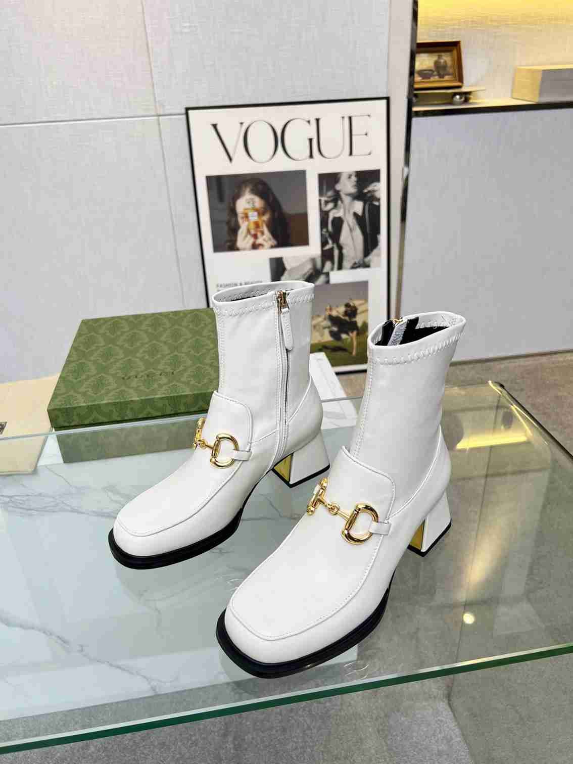Gvc*1 Horsebit Plaque Ankle Boots Off White