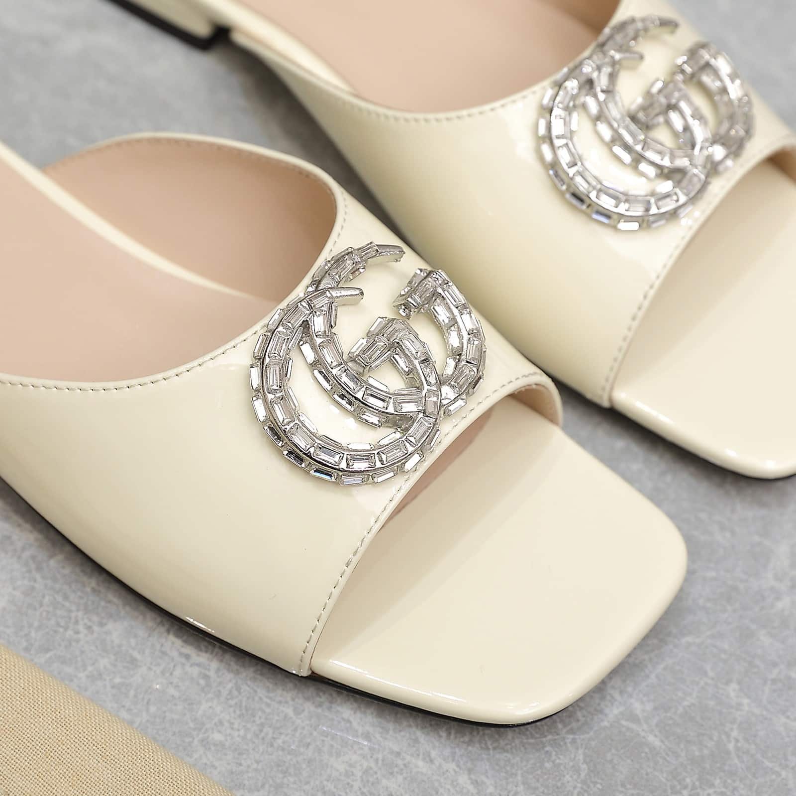 Gvc*1 Gg Crystal Slippers White