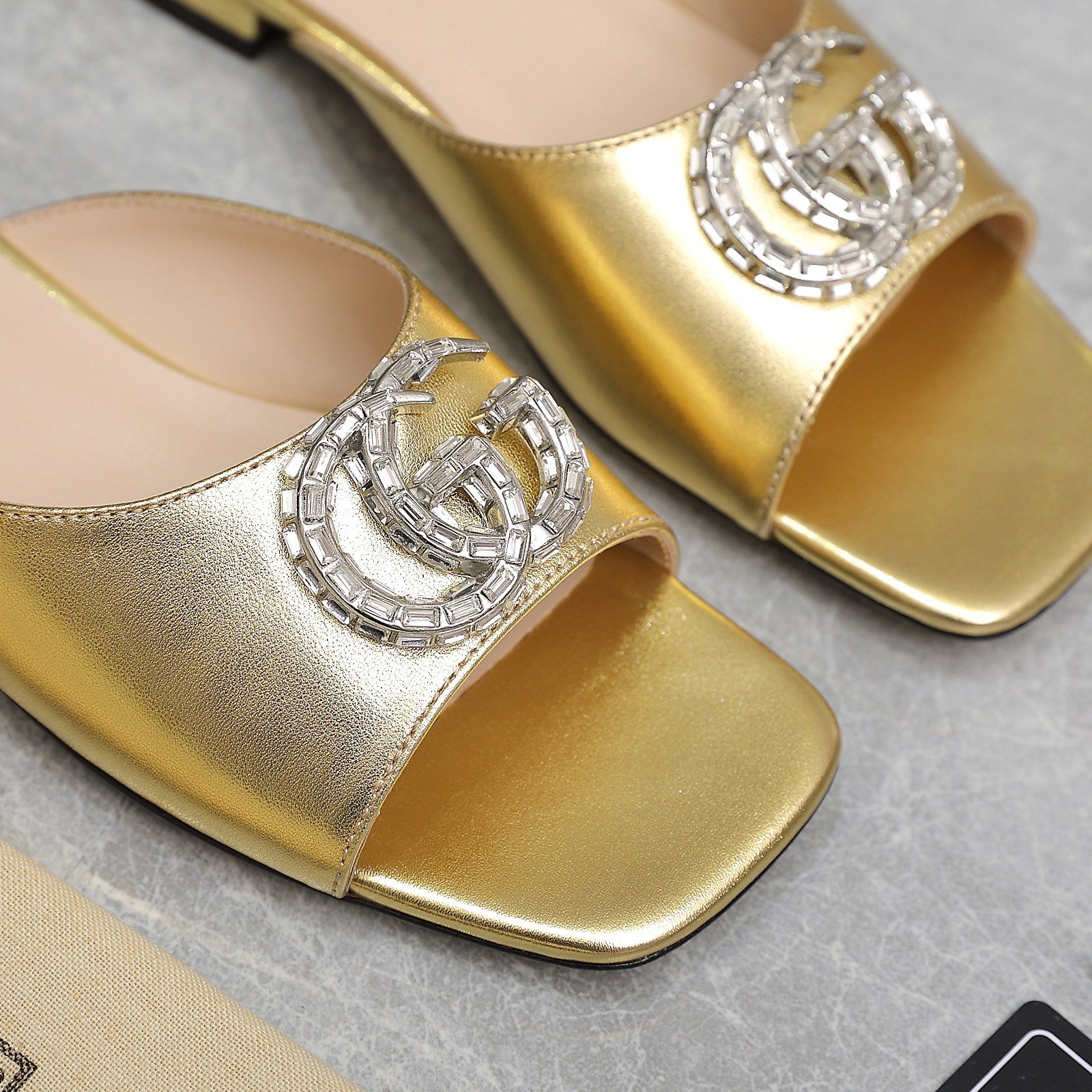Gvc*1 Gg Crystal Slippers Gold